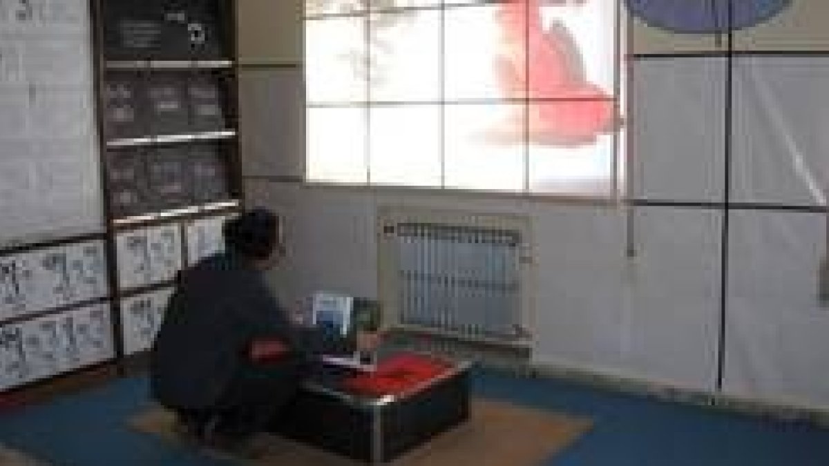 Un profesor del centro en el salón japonés que forma parte de la exposición