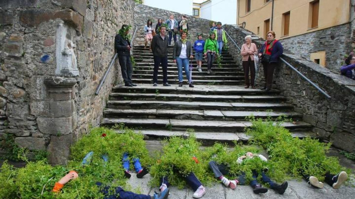 Desfile de la fiesta de los 'maios' en Villafranca del Bierzo.