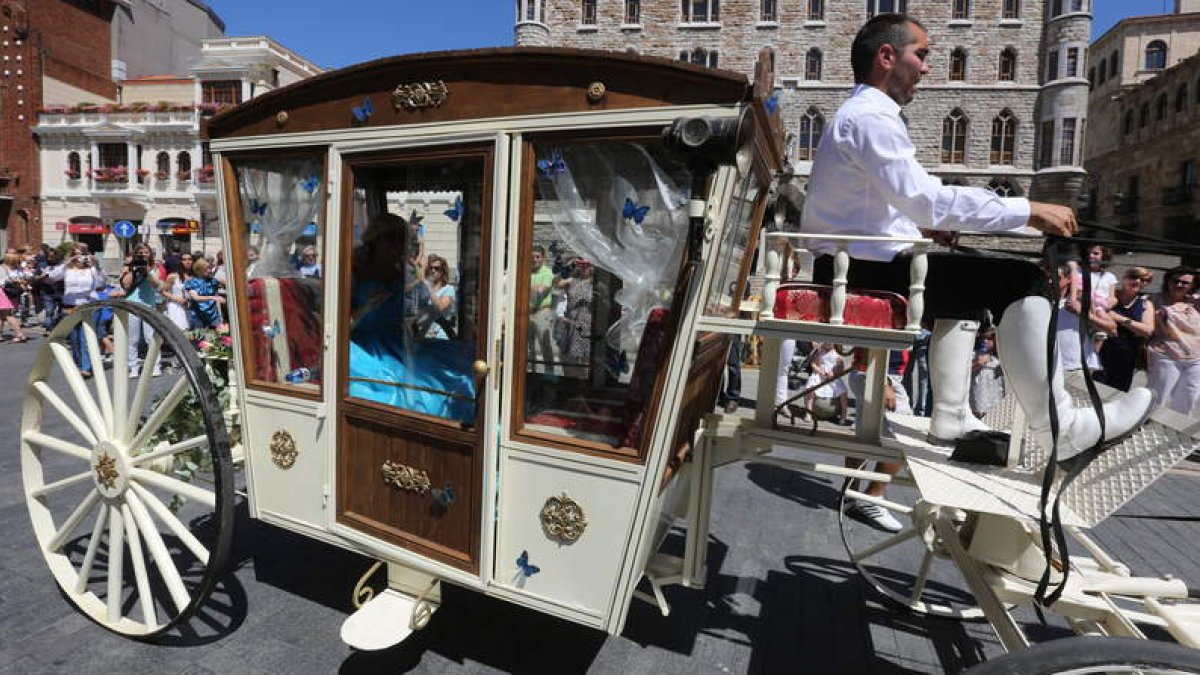 La carroza de Cenicienta, en el momento de iniciar la marcha rumbo a la plaza de la Catedral.