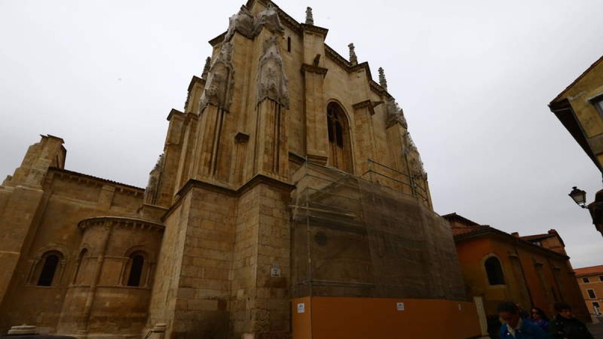 Andamio colocado en San Isidoro, en la calle Sacramento, ante el riesgo de que se desplomen piedras.