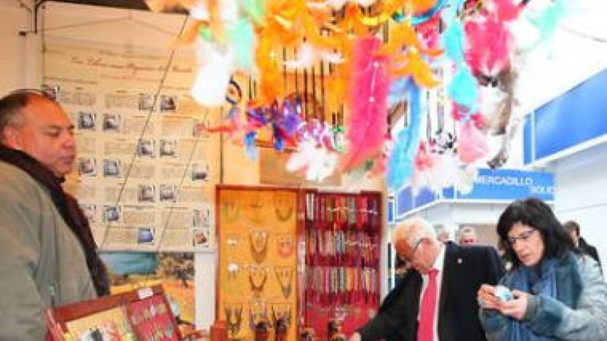 El padre Ángel, de Mensajeros por la Paz y la concejala de Bienestar Social, Teresa Gutiérrez