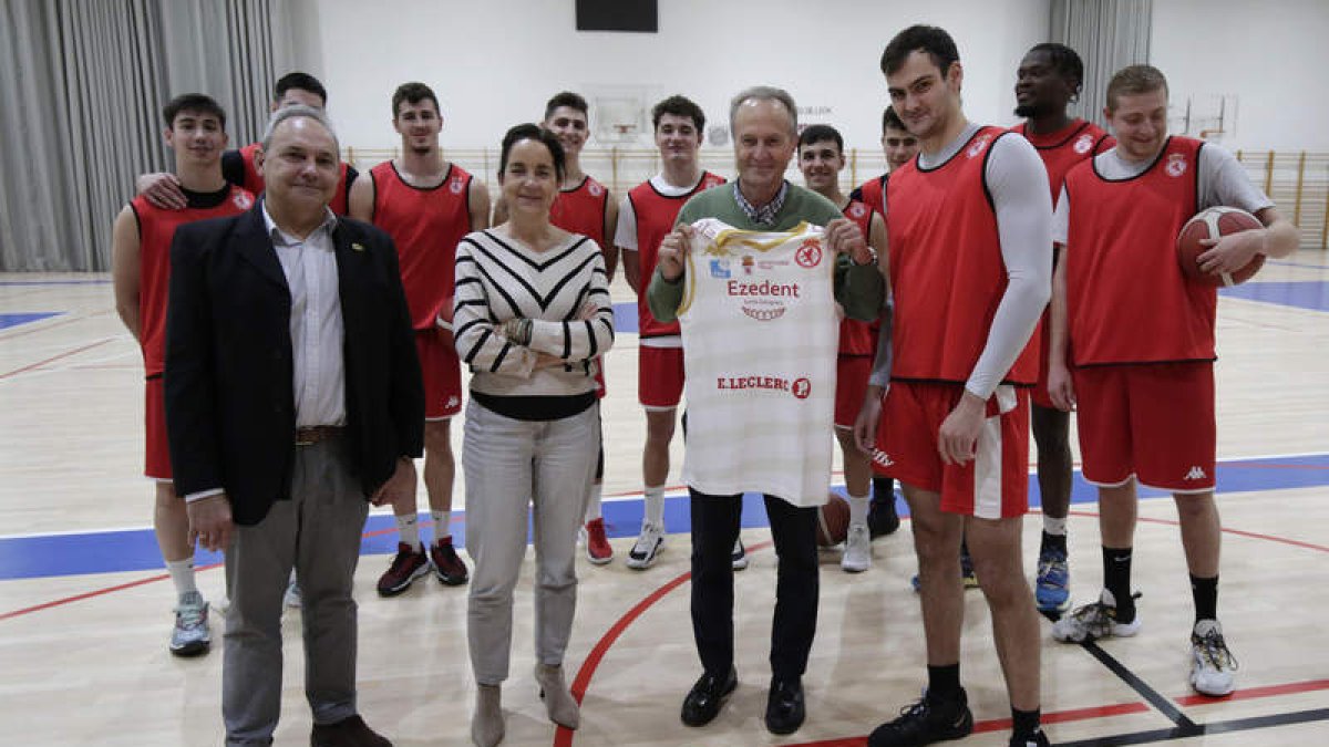 Aito con Natichu Alvarado, jugadores y cuerpo técnico de la Cultural mostrando la camiseta del club y hablando con los jugadores. FERNANDO OTERO