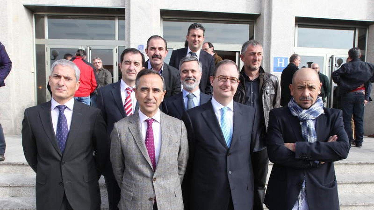 Claudio posa con los altos ejecutivos de Endesa Noroeste, con Francisco Aréchaga al frente.