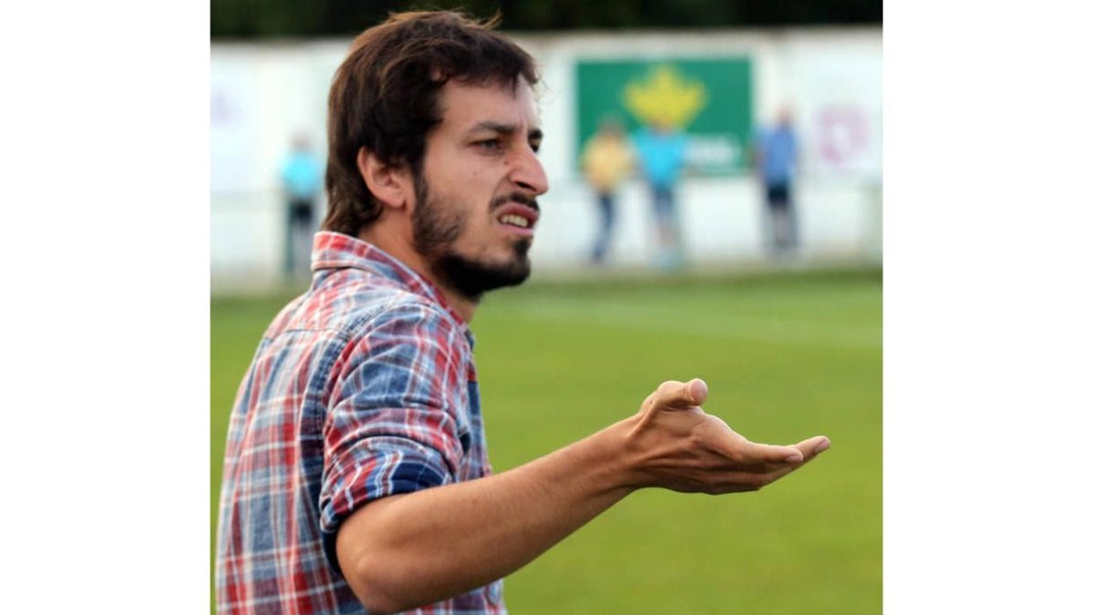 Álvaro García gesticula durante el encuentro.