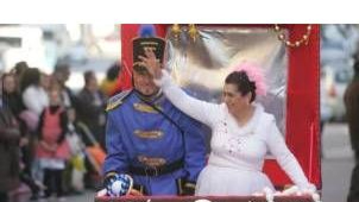 Un alien llama la atención de los niños que veían el desfile