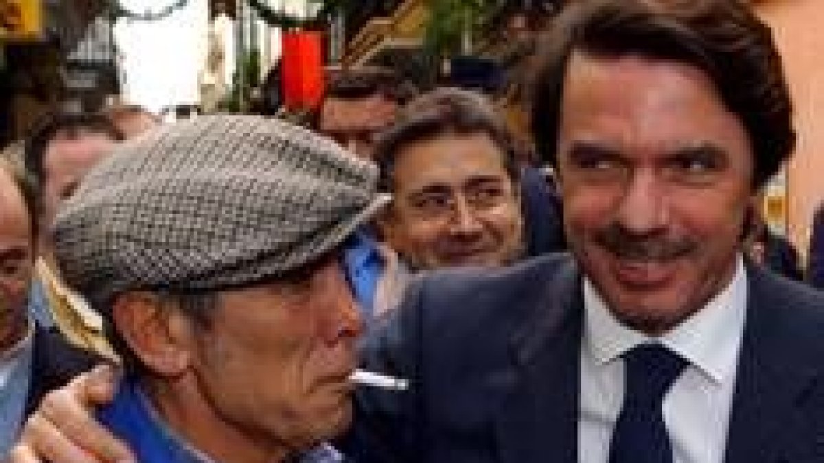 José María Aznar recibe el saludo del popular betunero «King Betún», ayer, en su visita a Cádiz