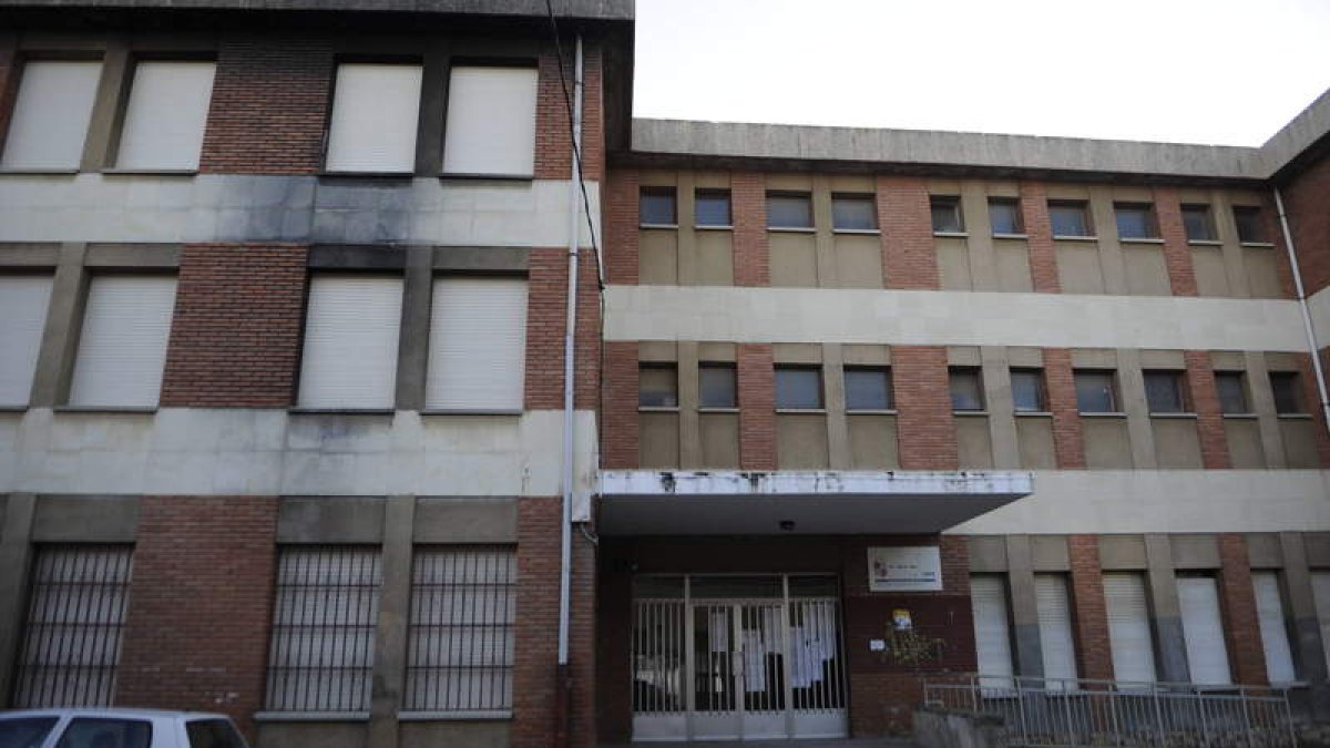 El colegio Ángel González Álvarez precisa desde hace tiempo algunas mejoras.
