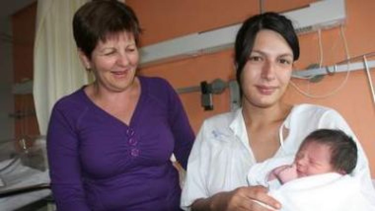 Alba con su pequeña Yanire en brazos y al lado de ambas la tía de la madre, que dio la alerta.