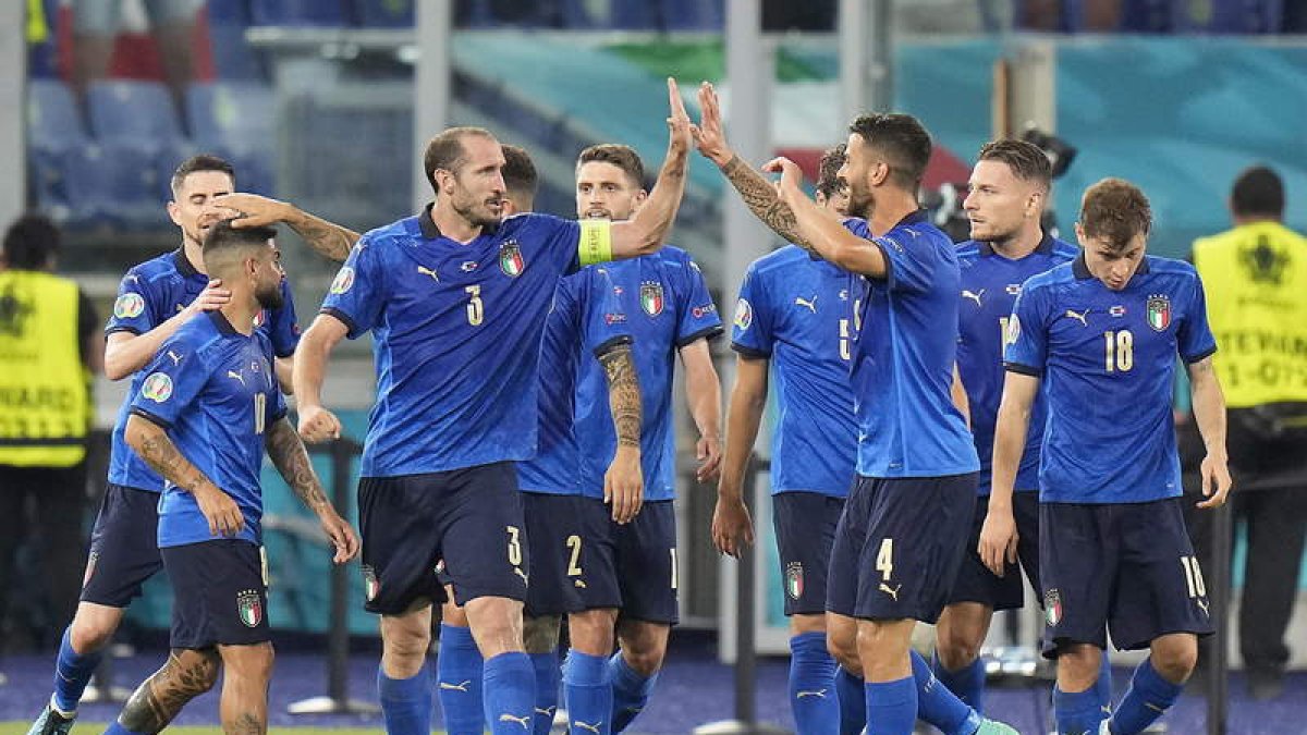 Los italianos celebran la victoria y su clasificación para los octavos de final. ALESSANDRA TARANTINO