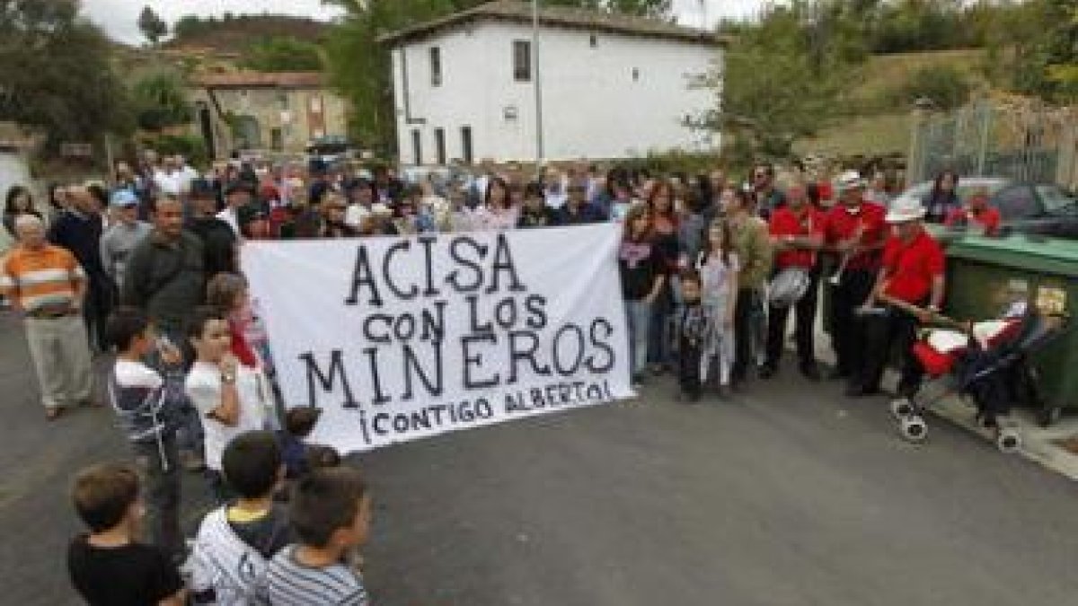 Los maratonianos por Garoña, junto a Aparicio y otras autoridades en Burgos.