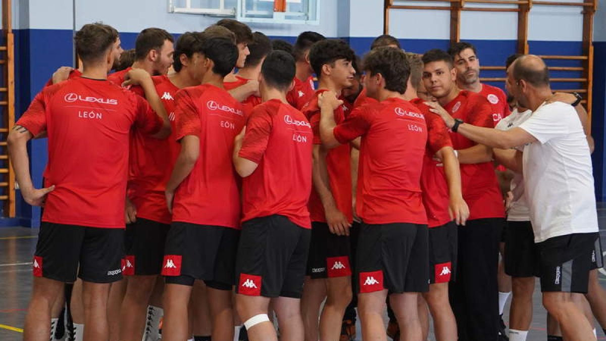 El Abanca Ademar se mide hoy al Nava en las semifinales de la Copa Castilla y León. J. NOTARIO