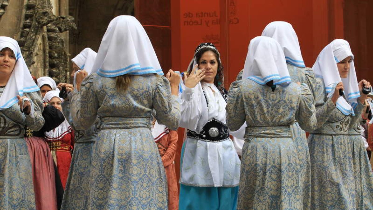 Las Cantaderas bailan al son de la Sotadera en el claustro de la Catedral de León durante la celebración de la liberación del Tributo de las Cien Doncellas.