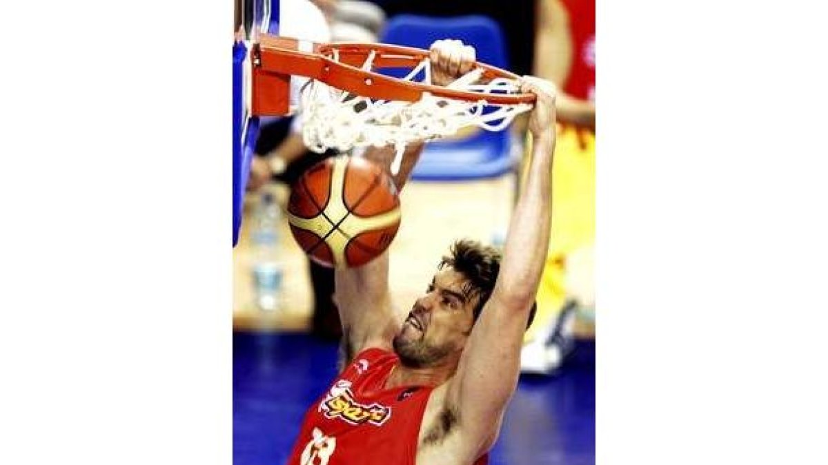 El pívot de la selección española, Marc Gasol, machaca sin piedad la canasta de Líbano.