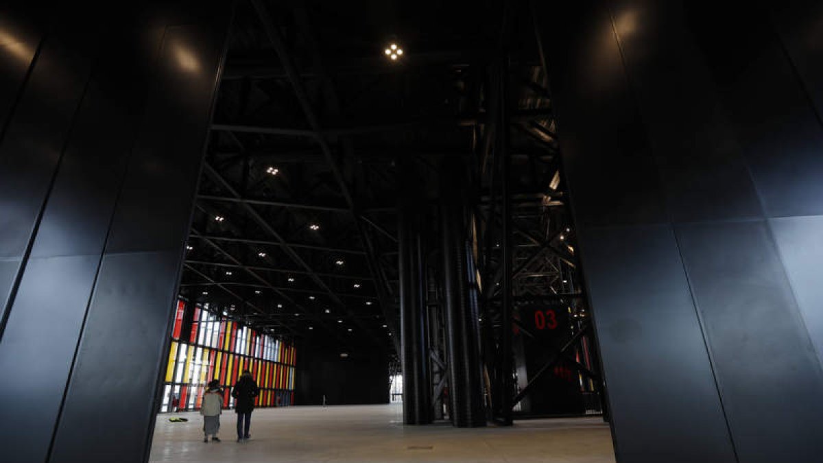 Desde un extremo a otro del edificio hay 245 metros, más una anchura de 42,5 metros, divisibles mediante paneles en tres espacios. JESÚS F. SALVADORES