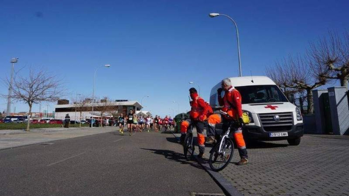 Cruz Roja de León tiene bicis con desfibrilador en sus equipos de socorrismo.