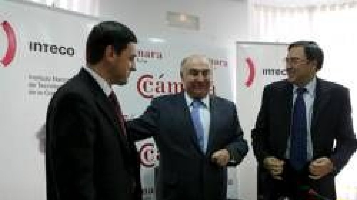 Enrique Martínez, Manuel Lamelas y Juan Gascón firmaron el acuerdo