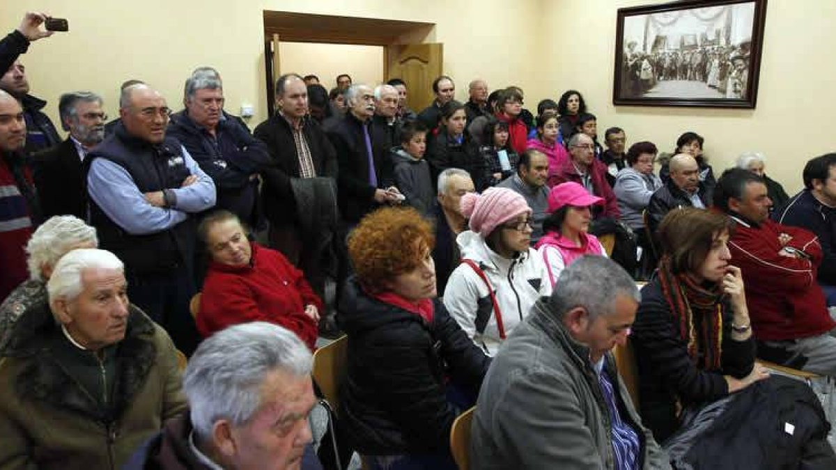 El salón de sesiones se llenó para asistir al debate de la moción sobre las balsas.