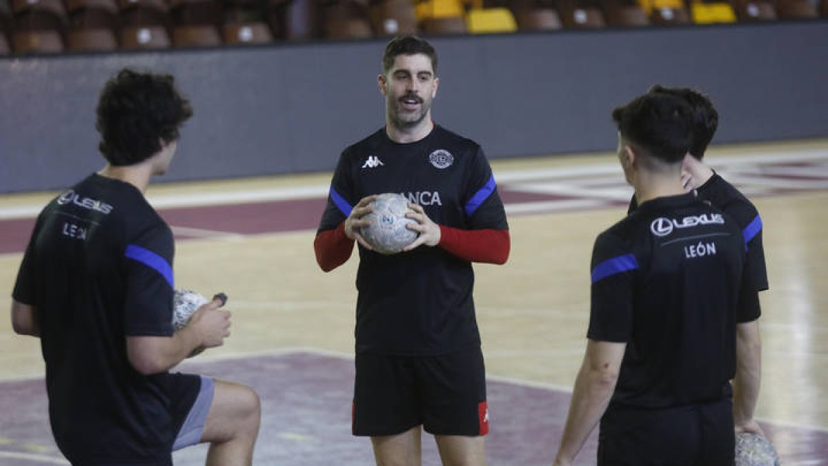 Juan Castro se perderá la pretemporada del Abanca Ademar por lesión. FERNANDO OTERO