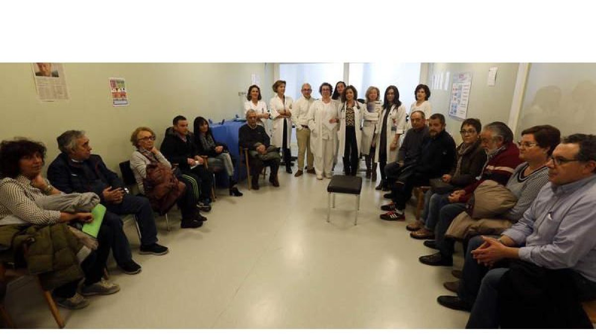 Pacientes y familiares con el equipo de rehabilitación cardiaca durante la primera sesión del programa en el Caule.