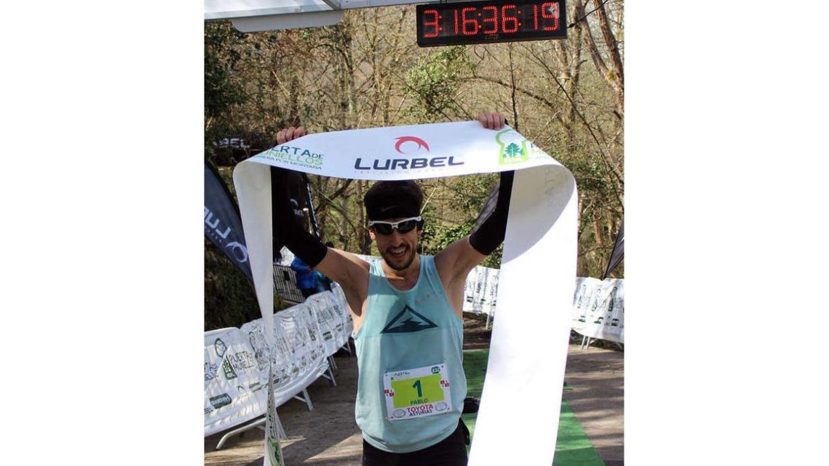 Pablo Villa celebra su primer puesto en la línea de meta. DL