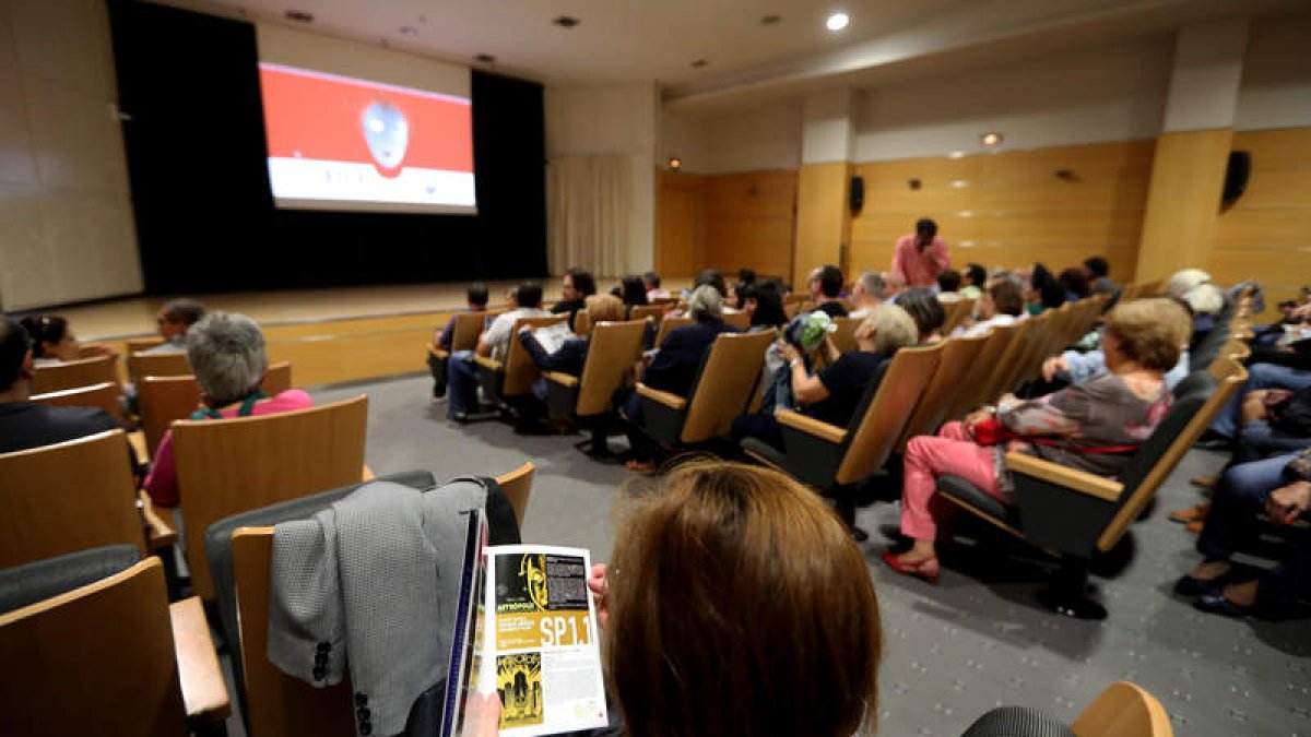 La proyección inaugural se celebró en el salón de actos de la Casa de la Cultura. ANA F. BARREDO