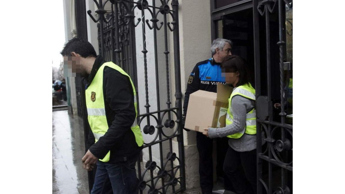 Un momento de los registros y, a la derecha, el alcalde de Sabadell, Manuel Bustos.
