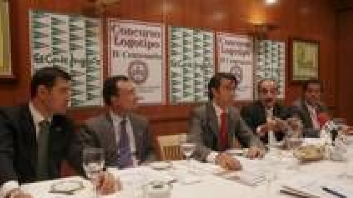 Ángel Diéguez, Martín Granizo y Manuel Orellana, en el centro, durante la rueda de prensa