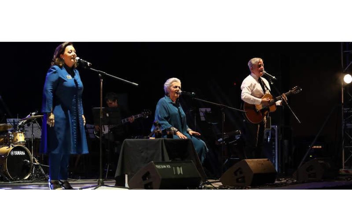El Consorcio, acompañado de la Banda de Música Ciudad de Ponferrada, deleitaron con sus grandes éxitos al Auditorio de Ponferrada. L. DE LA MATA