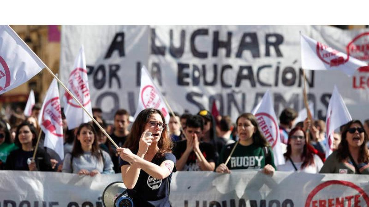 Los universitarios y los alumnos de institutos y FP fueron los primeros en sacar la protesta a la calle por la mañana. JESÚS