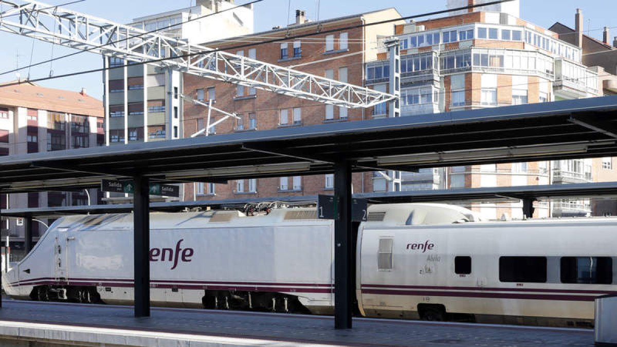 Un tren Alvia en los andenes de la estación leonesa. MARCIANO PÉREZ