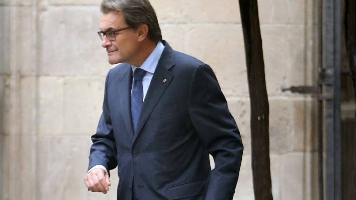 El president de la Generalitat, Artur Mas, llega a la reunión semanal del Gobierno catalán, ayer.