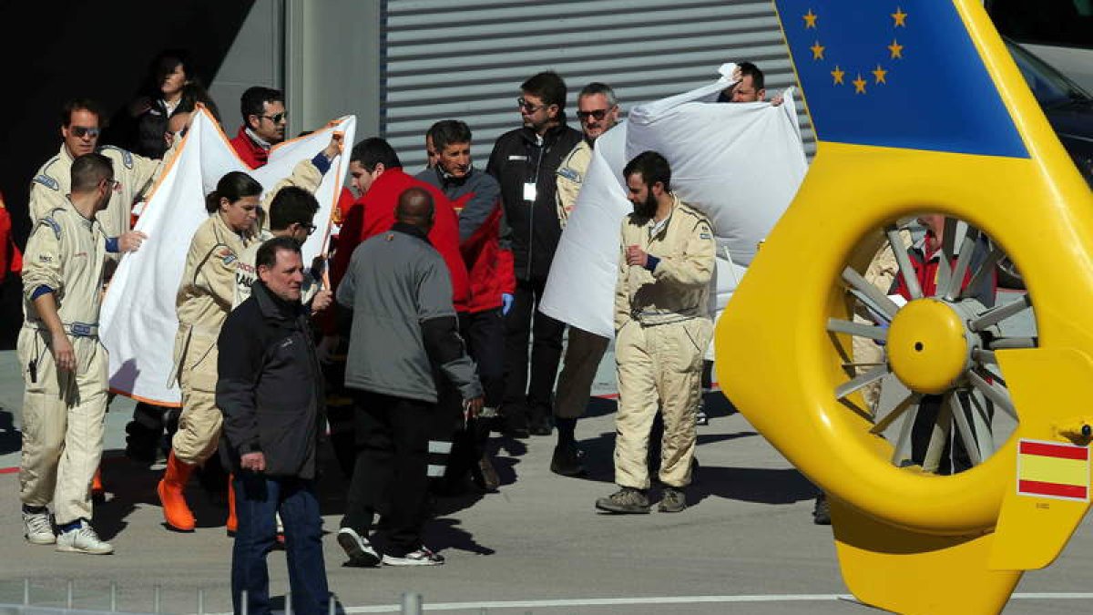 Momento en el que los sanitarios trasladan a Alonso desde el hospital del circuito a un helicóptero.