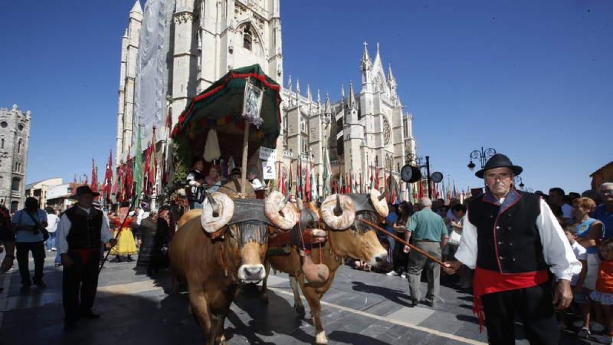 Los carros engalanados traen a la ciudad la herencia del medio rural y los pendones lucen orgullosos su historia.