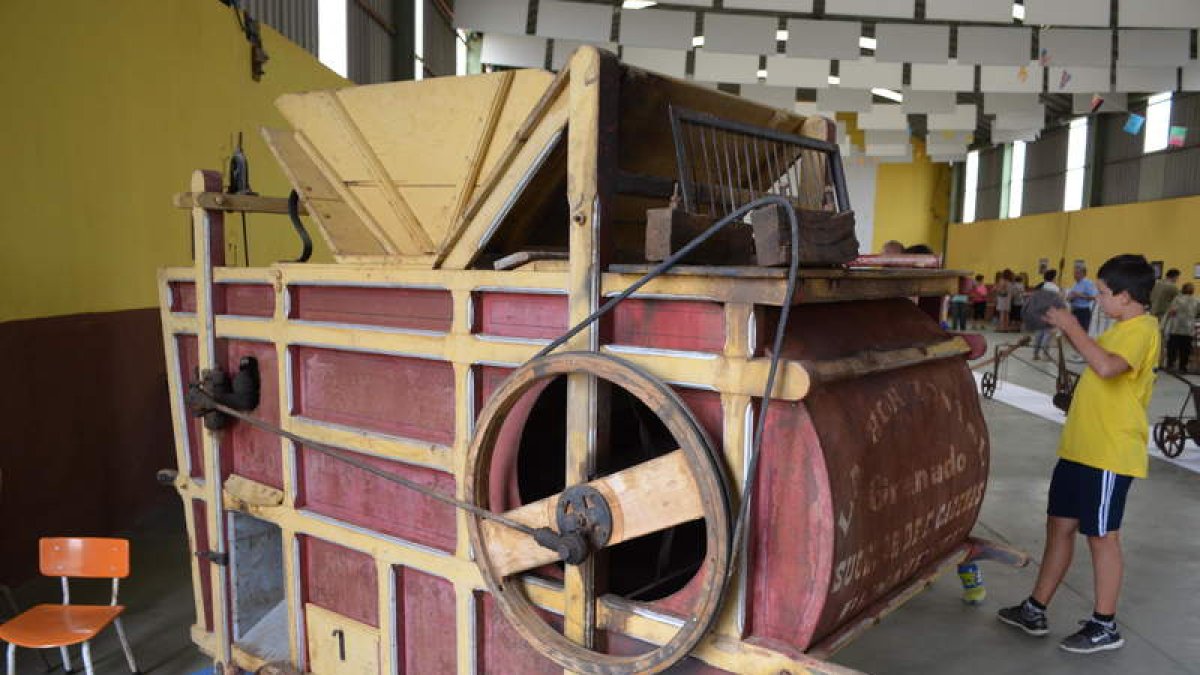 La imagen muestra una antigua máquina de limpiar el grano en la exposición que pudo verse en Cimanes.
