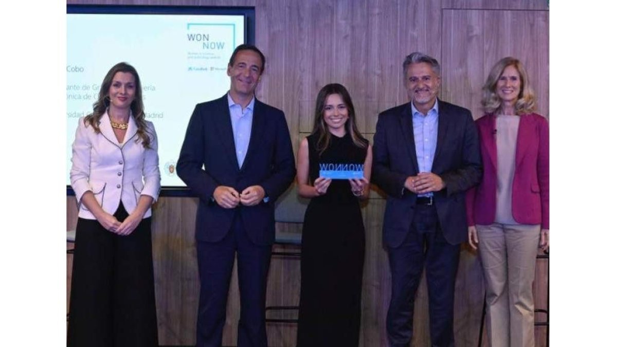 Entrega el premio DL