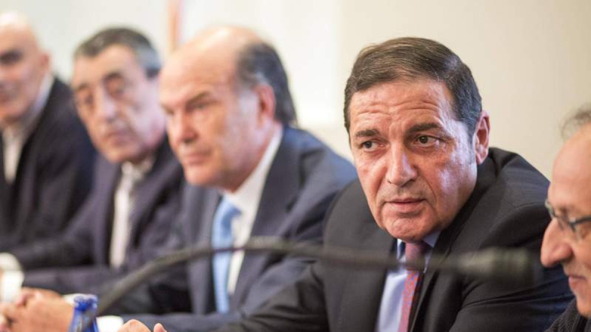 El consejero de Sanidad, Sáez, ayer en una mesa redonda. ARRANZ