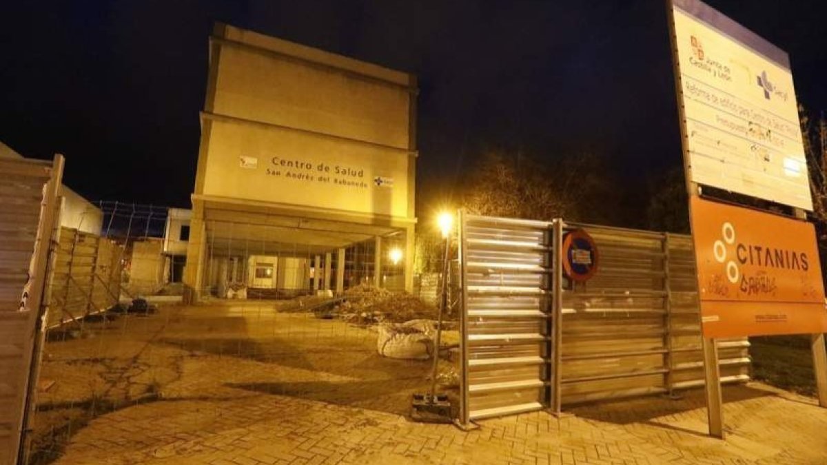 Parte delantera de las obras paradas del centro de salud de Pinilla ayer por la noche. RAMIRO