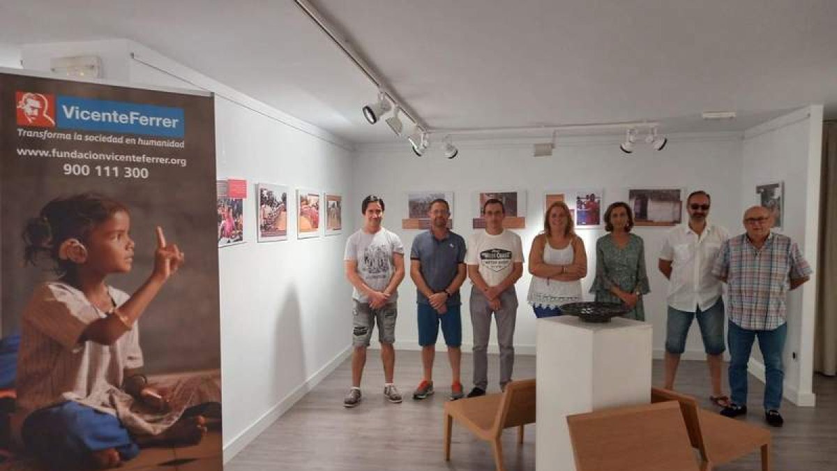 El equipo de Gobierno visitó la muestra de ‘Bicis para educar’. DL