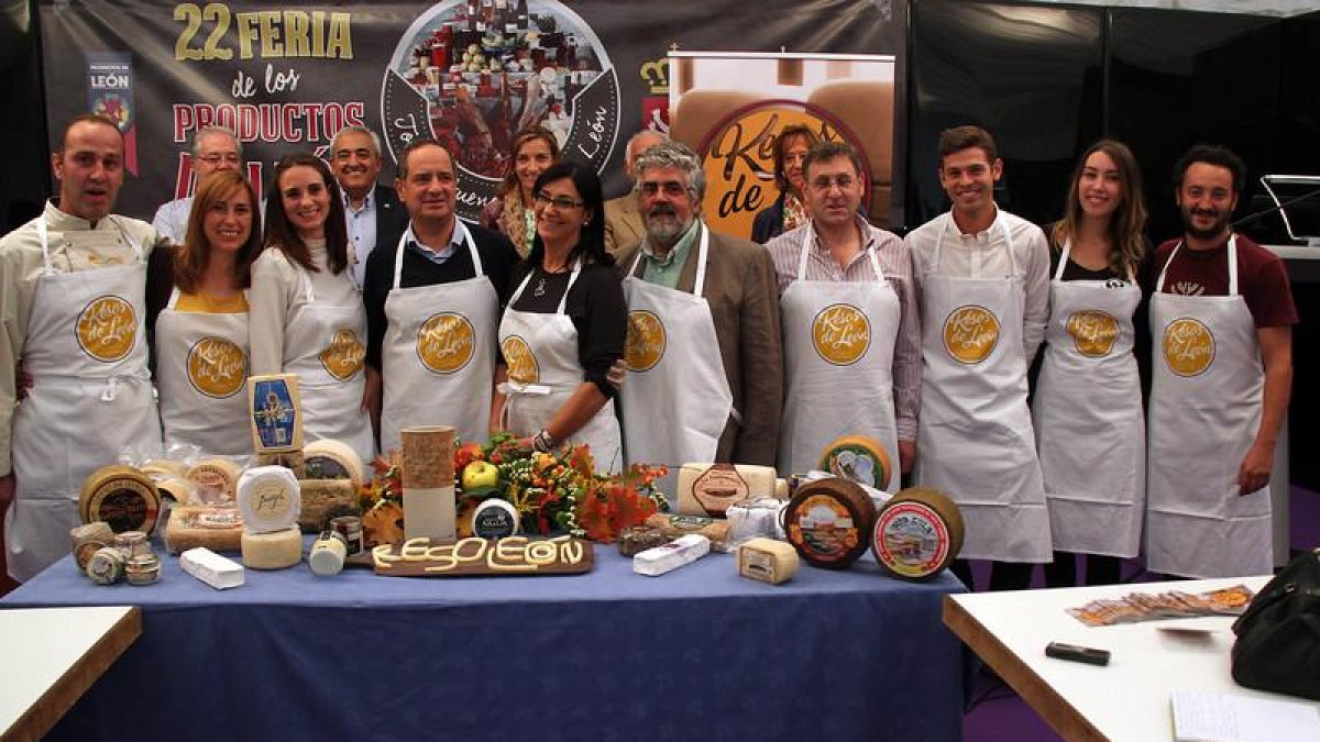 La Feria de los Productos de León acoge el acto de presentación de la asociación de productores de queso de la provincia; en el centro, el portavoz de la asociación, Jesús Mª Rodríguez