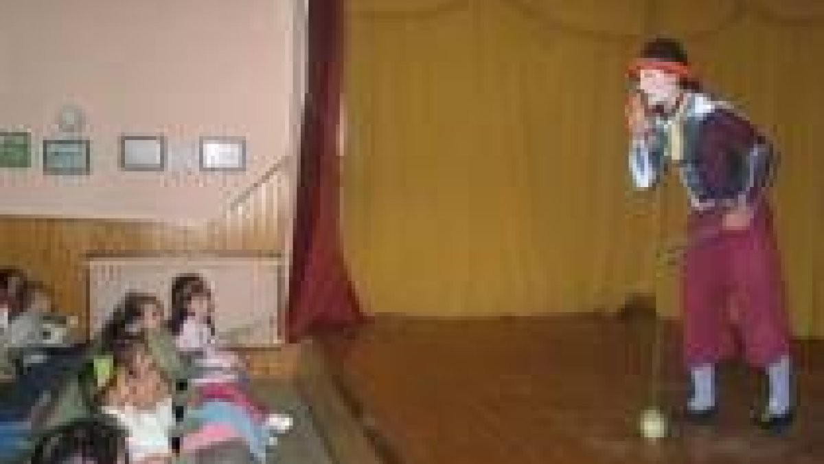 Los niños disfrutaron con el protagonista del cuentacuentos