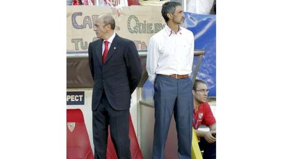 Del Nido, a la izquierda, decide hoy la continuidad de Antonio Álvarez como técnico sevillista.