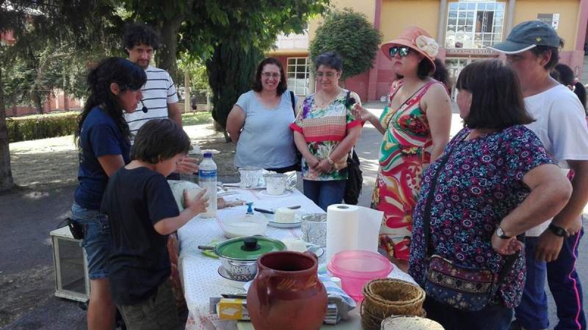 El taller de elaboración de quesos por parte de La Senda. ARAUJO