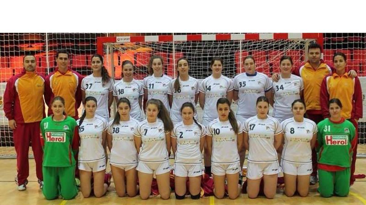 Formación de la selección con las nueve jugadoras leonesas, entre ellas la goleadora O’Mullony (18).