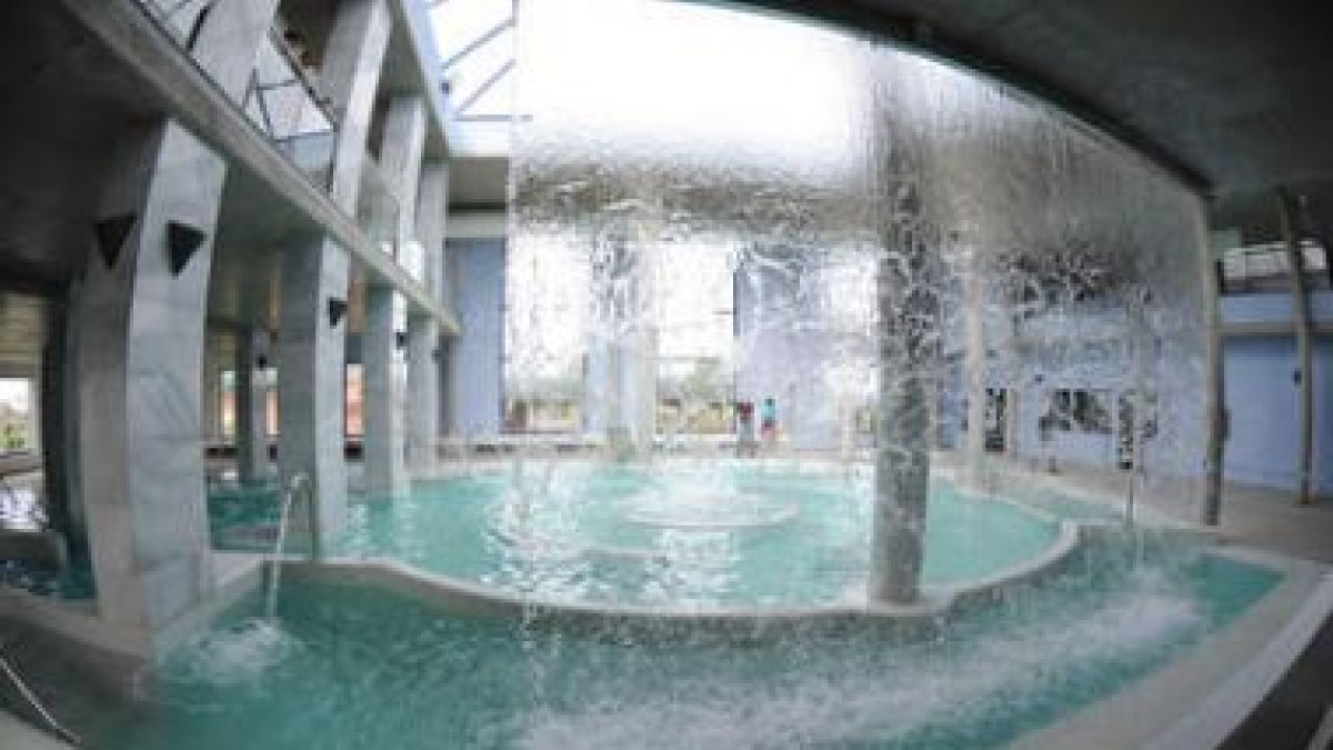 Una gran cortina de agua que está indicada para los tratamiento de espalda y cervicales.