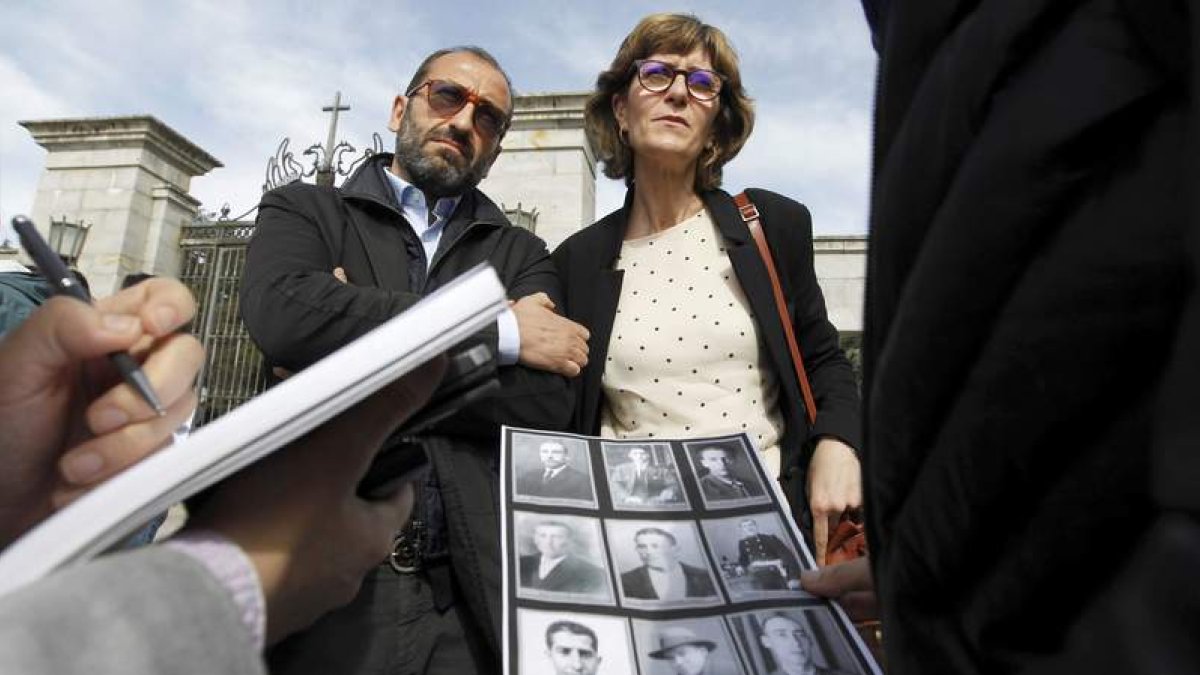Familiares de los exhumados con sus fotografías. PAOLO AGUILAR
