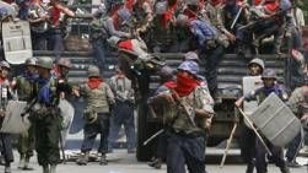 Las fuerzas militares acudieron a dispersar a los manifestantes contrarios al Gobierno