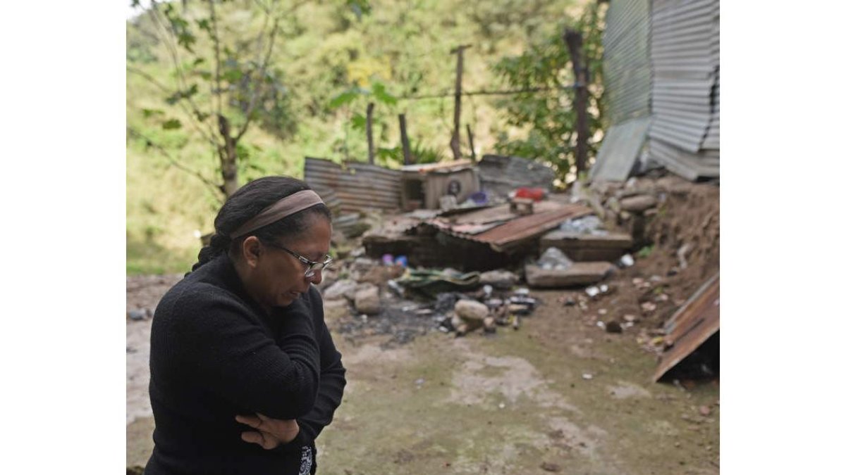 Patricia Flores, en el asentamiento bajo el puneto El Naranjo. EDWIN BERCIÁN
