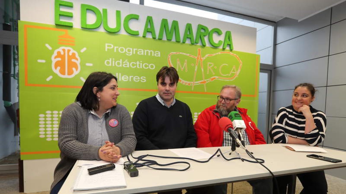 El alcalde y el Marca de Cacabelos presentaron los talleres junto a la Cruz Roja. L. DE LA MATA