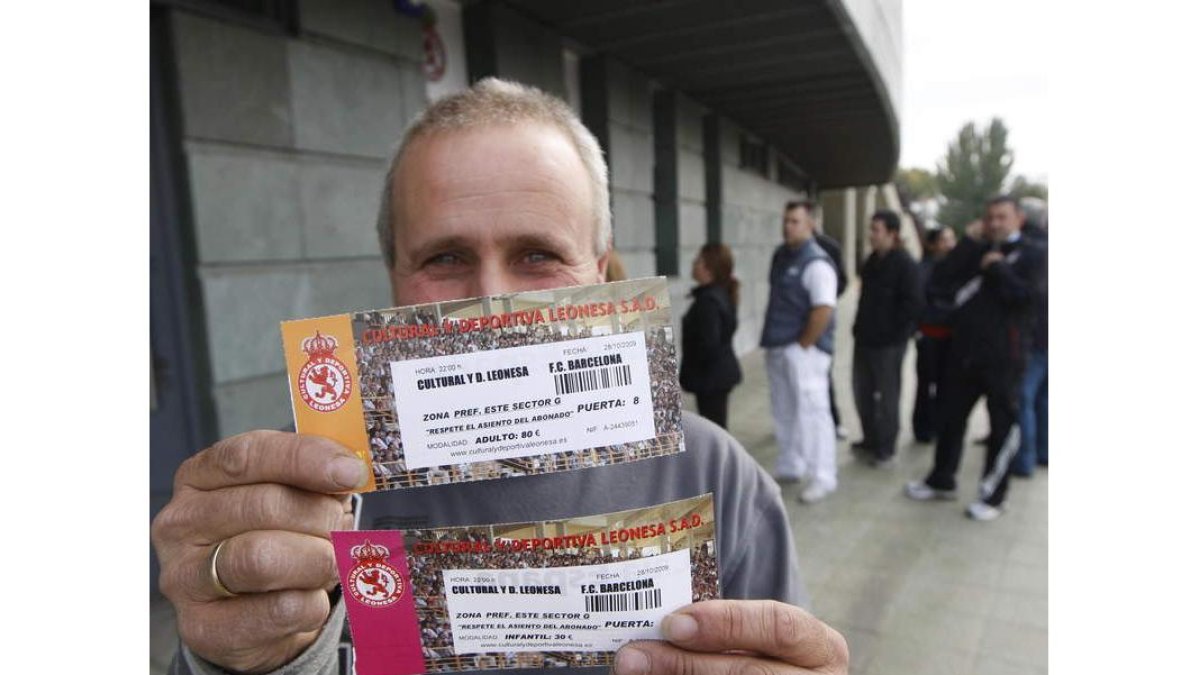 Un aficionado muestra sus entradas del Cultural-Barcelona de Copa de hace siete años. JESÚS