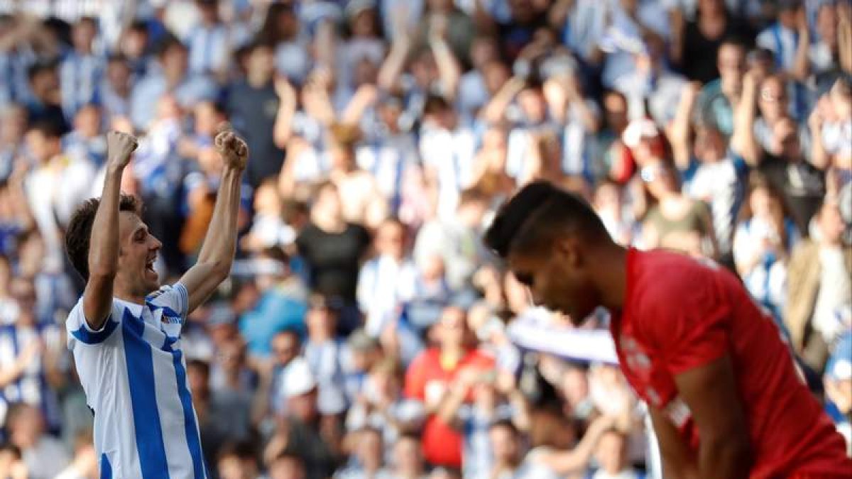 Rubén Pardo celebra ante Casemiro uno de los tres goles de la Real frente al Madrid. JAVIER ETXEZARRETA